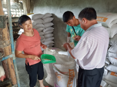 貴定縣開(kāi)展養(yǎng)殖環(huán)節(jié)重大風(fēng)險(xiǎn)排查及飼料抽檢工作，保障畜牧漁業(yè)飼料銷售安全